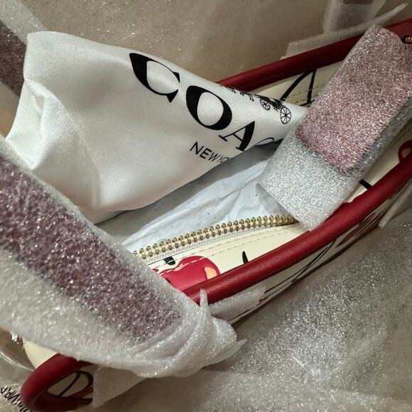 ❤️ Coach Swing Zip Bag With Cherry Print - Picture 9 of 9